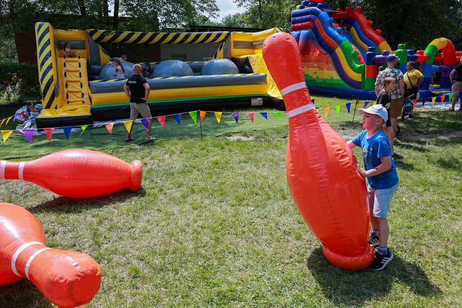 Łódź. Dzień Dziecka w parku na Młynku w Łodzi. Dmuchańce, alpaki i skutery wodne