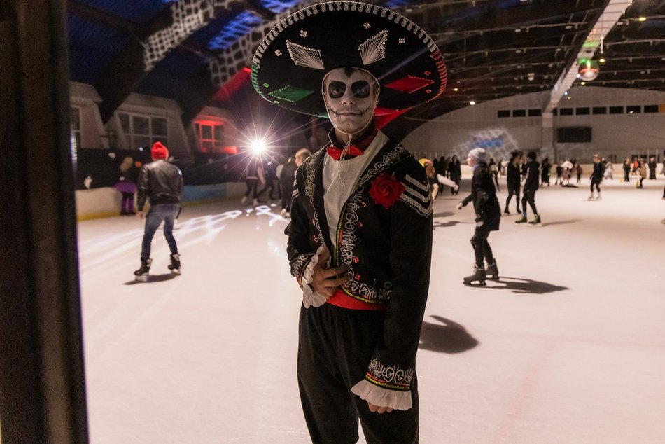 Łódź. Halloween na lodowisku Bombonierka w Łodzi. Królestwo duchów i zjaw na lodzie