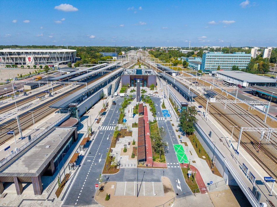 Łódź. Skwer przed dworcem Łódź Kaliska robi wrażenie! Tak zielono tam jeszcze nie było