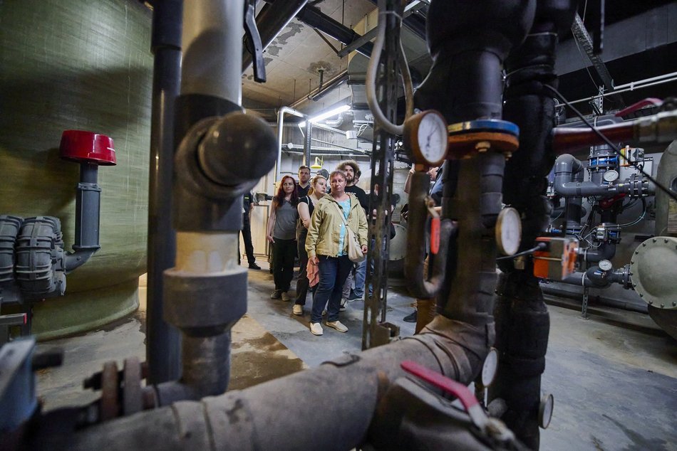 Łodzianie podczas Nocy Muzeów Łódź 2024 zobaczyli podbasenie i strefę filtracji Aquaparku Fala