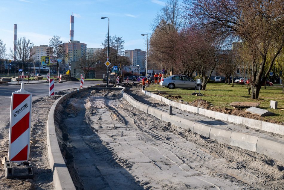 Łódź. Remont Bartoka w Łodzi. Jest już pierwsza warstwa jezdni, trwa budowa parkingów i chodników