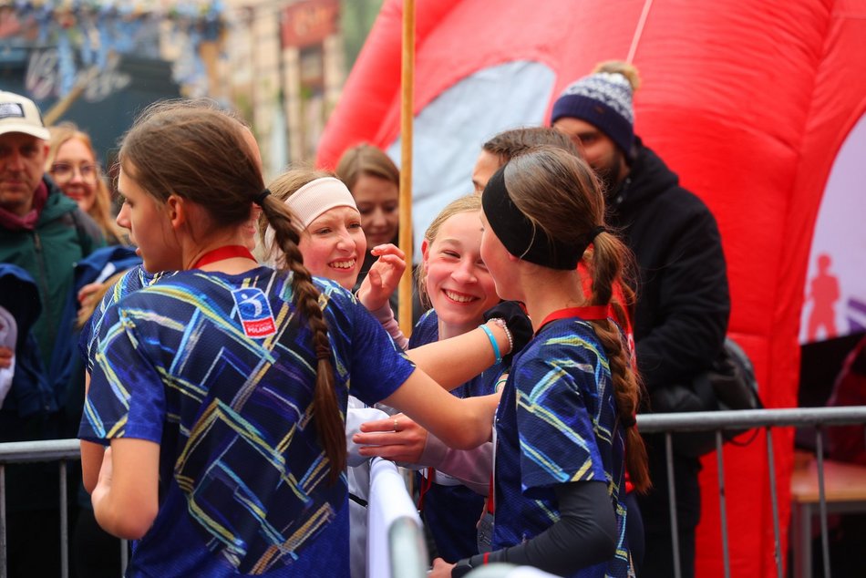 Mini Bieg Ulicą Piotrkowską w Łodzi w deszczu. To nie zepsuło jednak imprezy