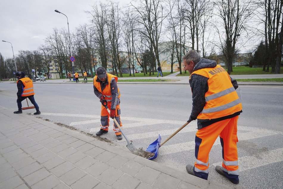 Łódź. Wielka akcja sprzątania w Łodzi nie zwalnia tempa! To przede wszystkim ciężka praca ludzi