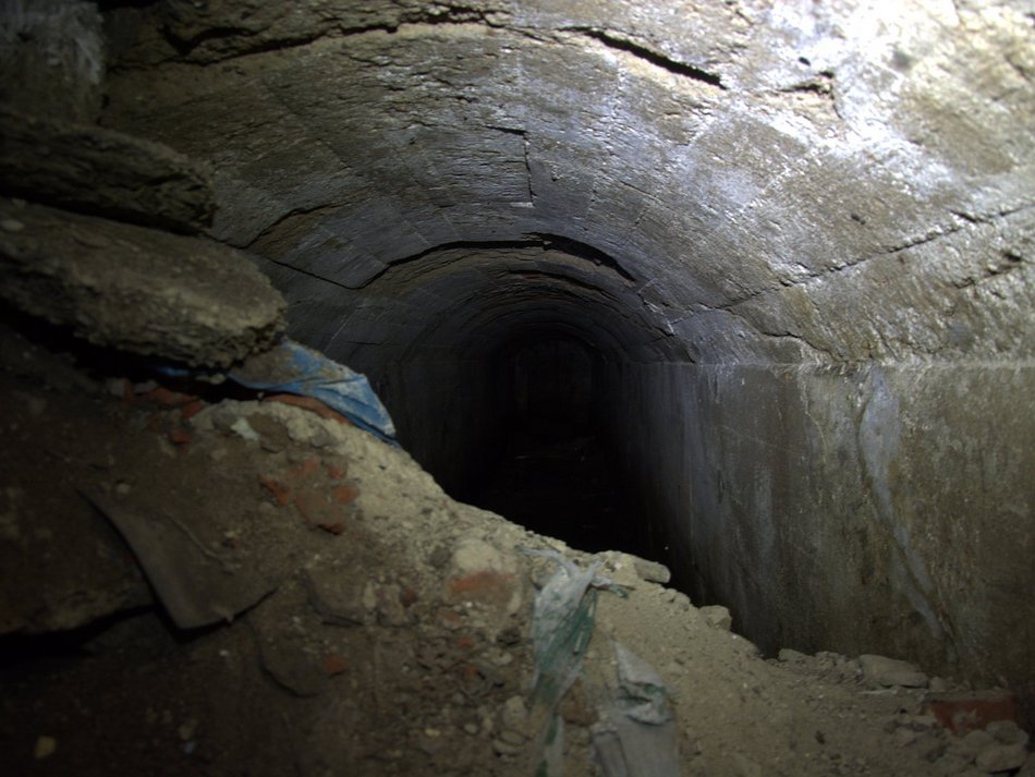 Łódź. Schron z II wojny światowej odnaleziony w Łodzi. Gazoszczelne drzwi, komory i więcej