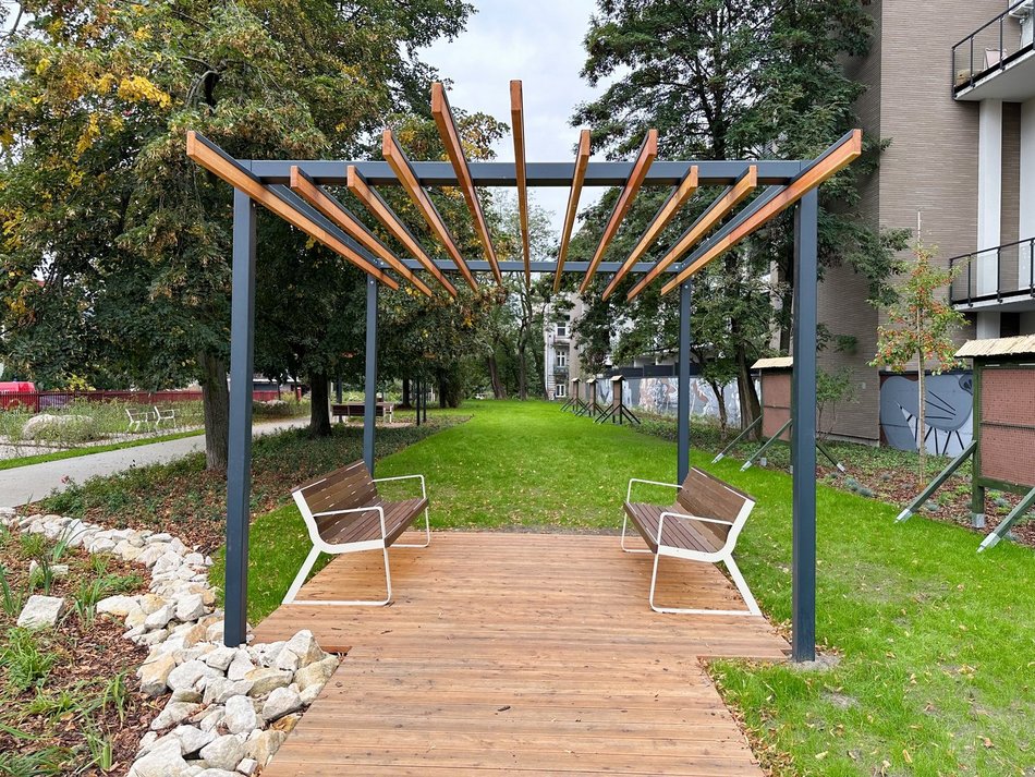 Łódź, skwer Kunki, strefa wypoczynku, ławki