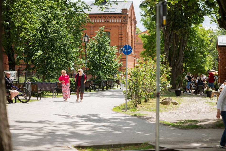 Łódź. Spacerowicze na Księżym Młynie i w Parku Źródliska w Łodzi. Recepta na udany weekend