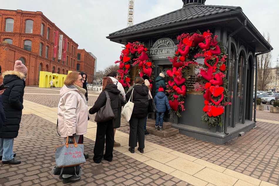 Łódź. Kolejka po pączki