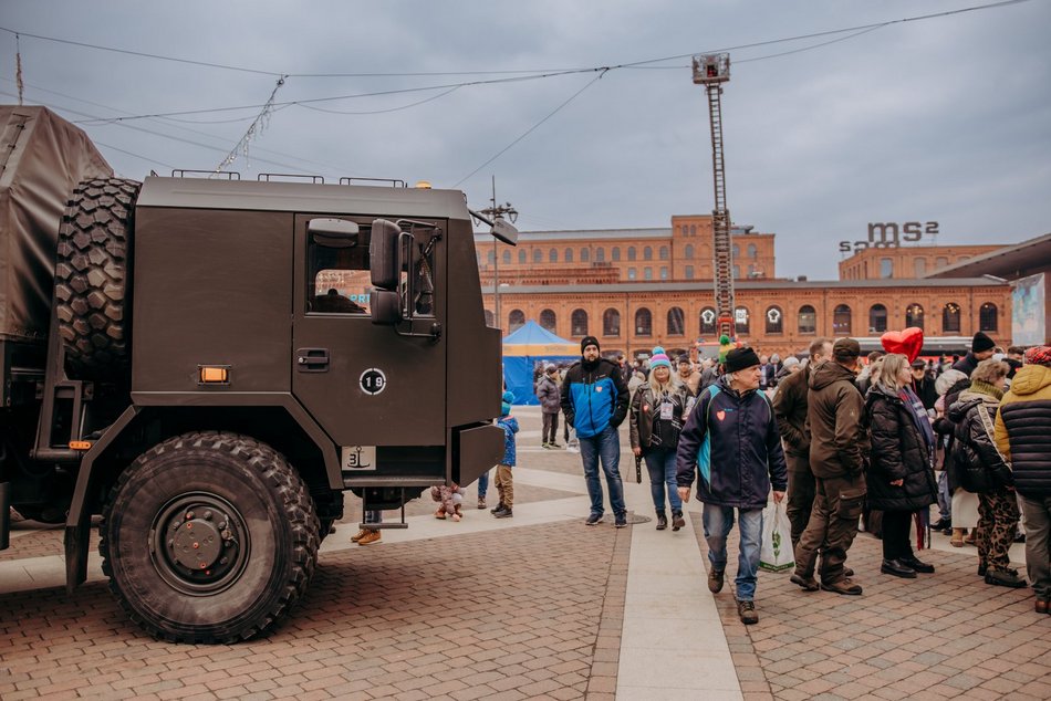 Łódź. WOŚP 2025 w Łodzi. Kultowe pojazdy zjechały do Manufaktury