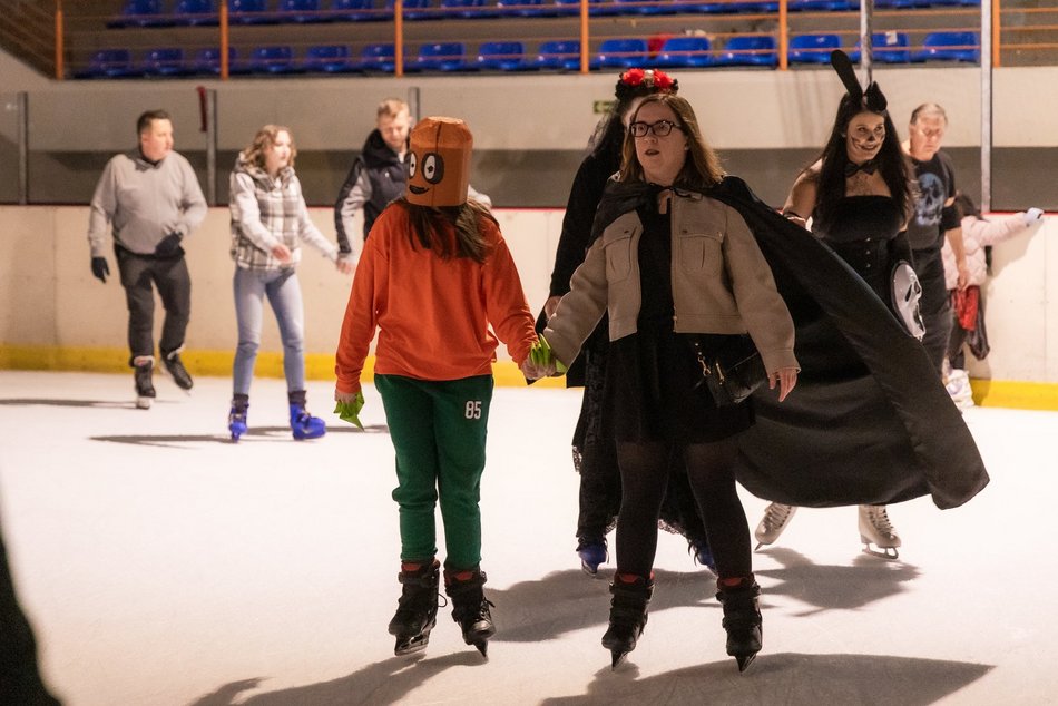 Łódź. Halloween na lodowisku Bombonierka w Łodzi. Królestwo duchów i zjaw na lodzie