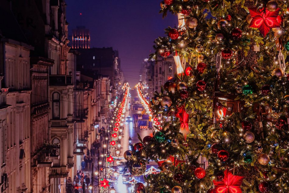 Łódź. Jarmark Bożonarodzeniowy w Łodzi nocą