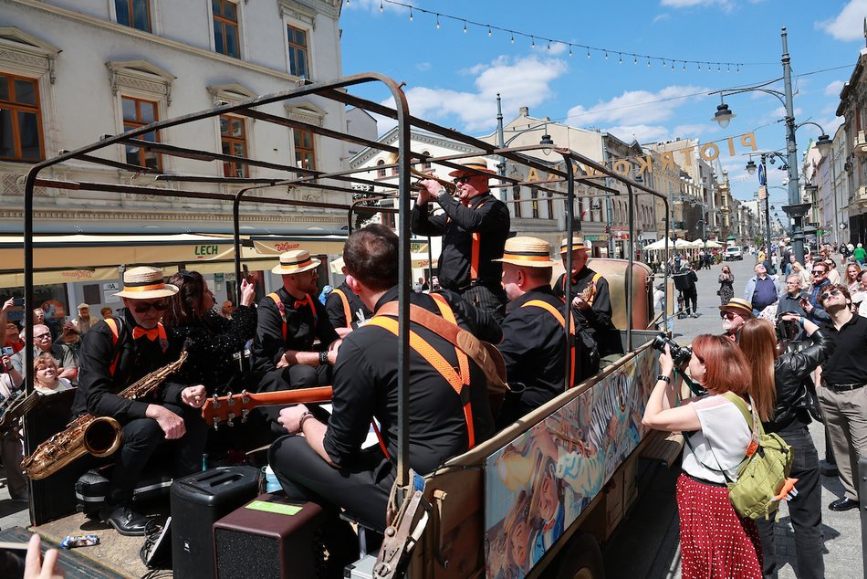 Łódź. Swingowy Spacer po Piotrkowskiej. Najbardziej roztańczona parada w Łodzi! Byłeś?
