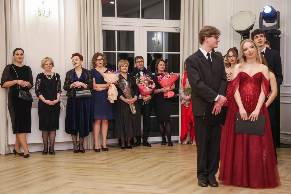 Łódź. Studniówka II LO w Łodzi. Wspaniali maturzyści świętowali w Pałacu Skotniki