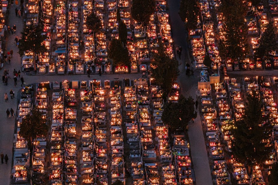 Cmentarz Szczecińska w Łodzi wygląda magicznie. Wybierz się na spacer w zaduszki