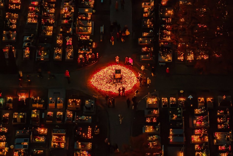 Cmentarz Szczecińska w Łodzi wygląda magicznie. Wybierz się na spacer w zaduszki