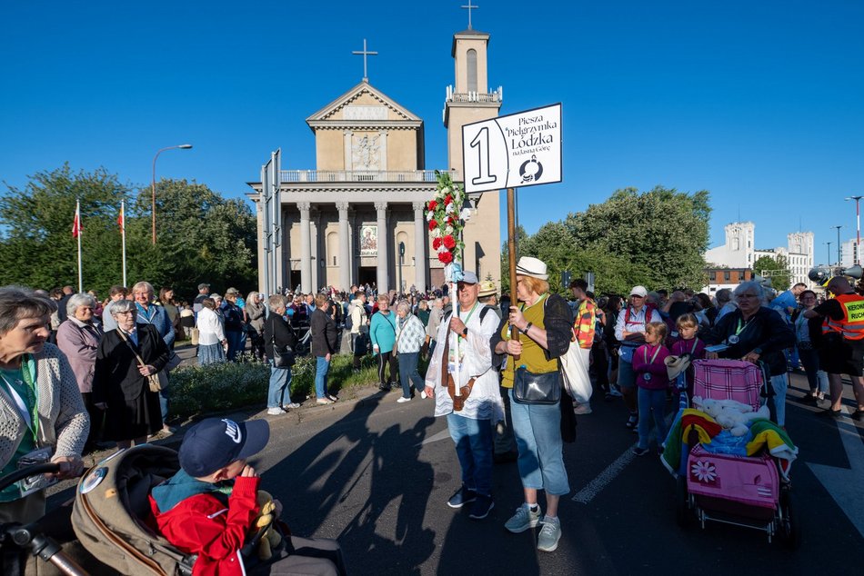 Łódź. Ruszyła 100. Piesza Pielgrzymka Łódzka na Jasną Górę. Maszeruje ponad 200 pątników!