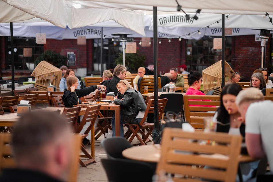Łódź. Majówka na Piotrkowskiej w Łodzi. Tłumy spacerowiczów od rana do wieczora!