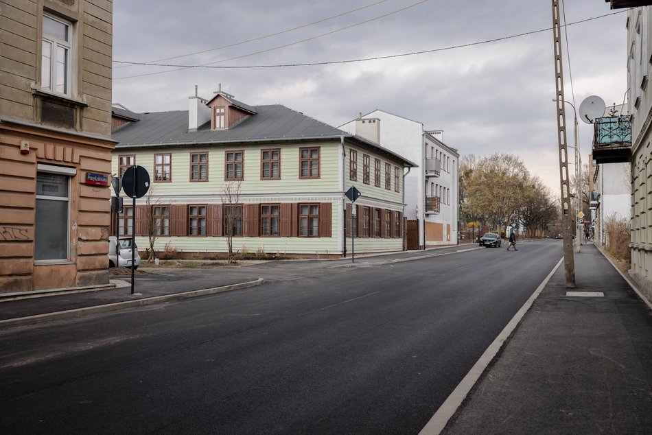 Łódź. Przędzalniana w Łodzi otwarta. Nowa jezdnia, chodniki i parkingi