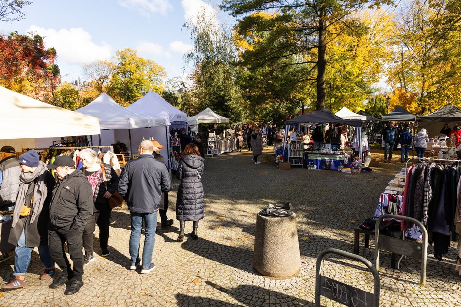 Łódź. Targ Staroci na Księżym Młynie w Łodzi. Rękodzieła, biżuteria, winyle i wiele więcej