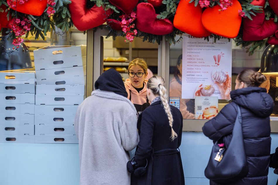 Łódź. Kolejka po pączki