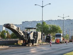 Łódź. Wieczorny remont Rokicińskiej w Łodzi. Kiedy drogowcy położą nowy asfalt?