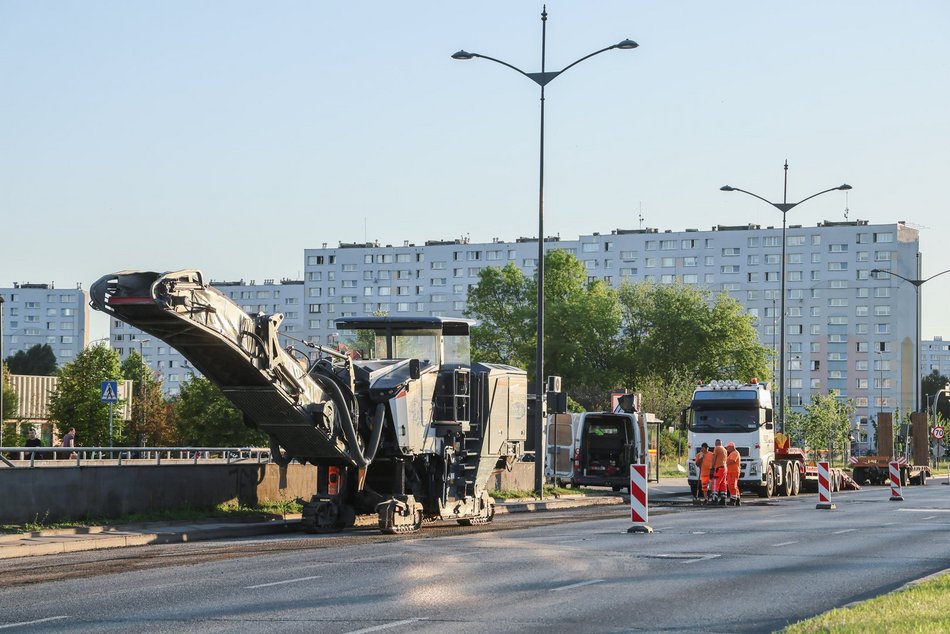Łódź. Wieczorny remont Rokicińskiej w Łodzi. Kiedy drogowcy położą nowy asfalt?