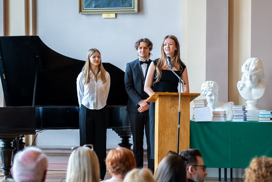 Łódź. Zakończenie roku szkolnego w III Liceum Ogólnokształcącym w Łodzi