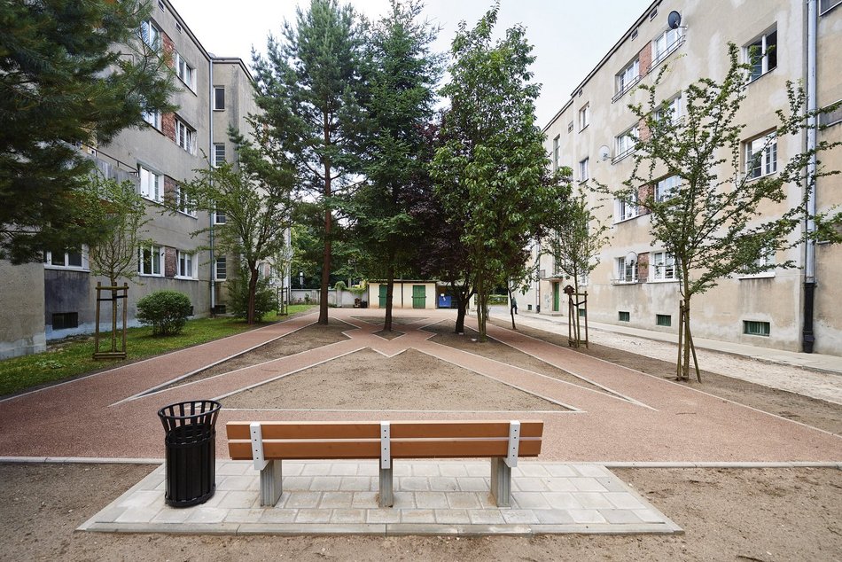 Osiedle Montwiłła-Mireckiego w Łodzi po rewitalizacji - na zdjęciu jedno z podwórek.