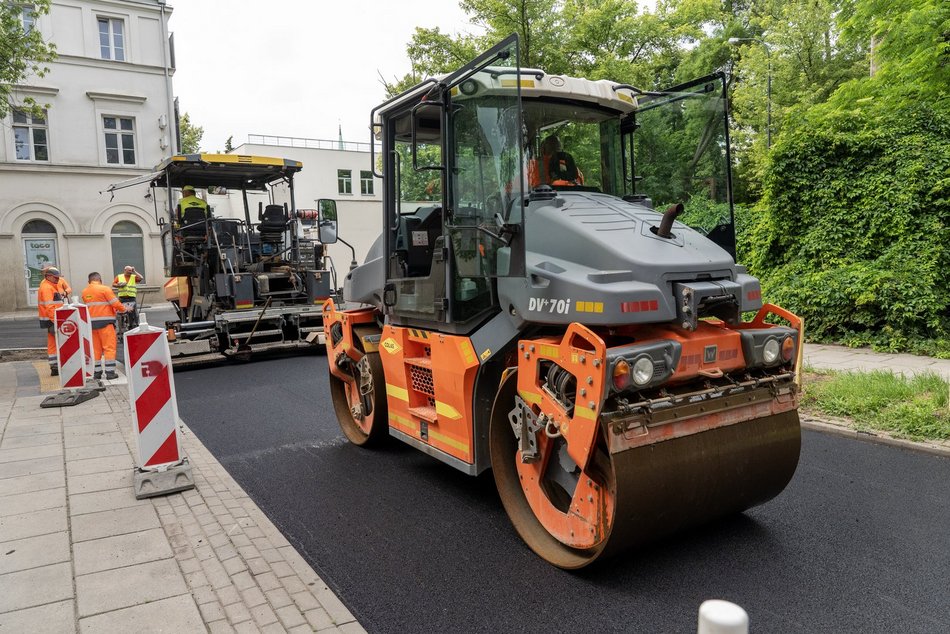 Remont Brzeźnej dobiega końca. Wylali już nowy asfalt