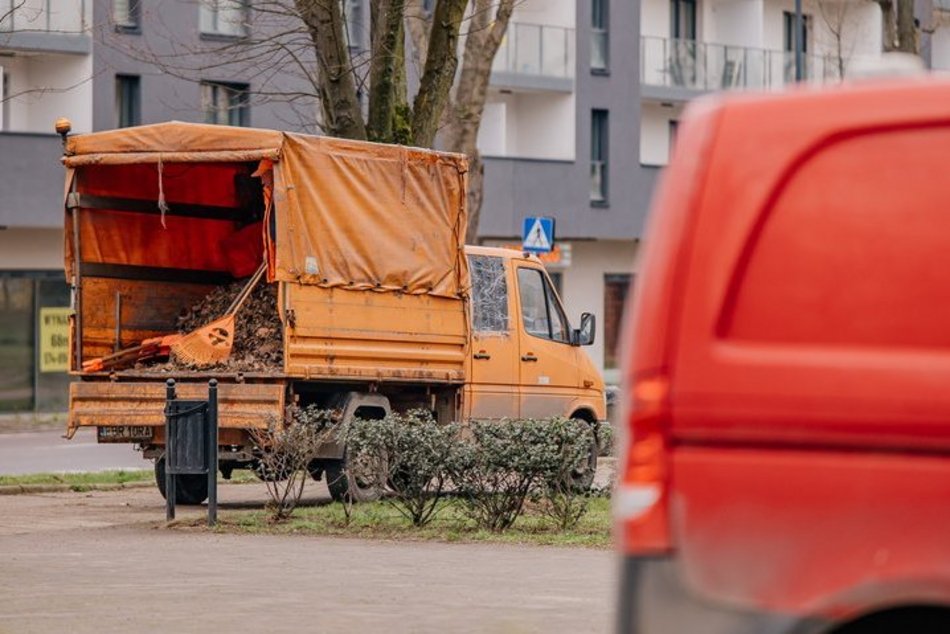 Sprzątanie po zimie w parkach w Łodzi