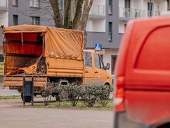 Sprzątanie po zimie w parkach w Łodzi