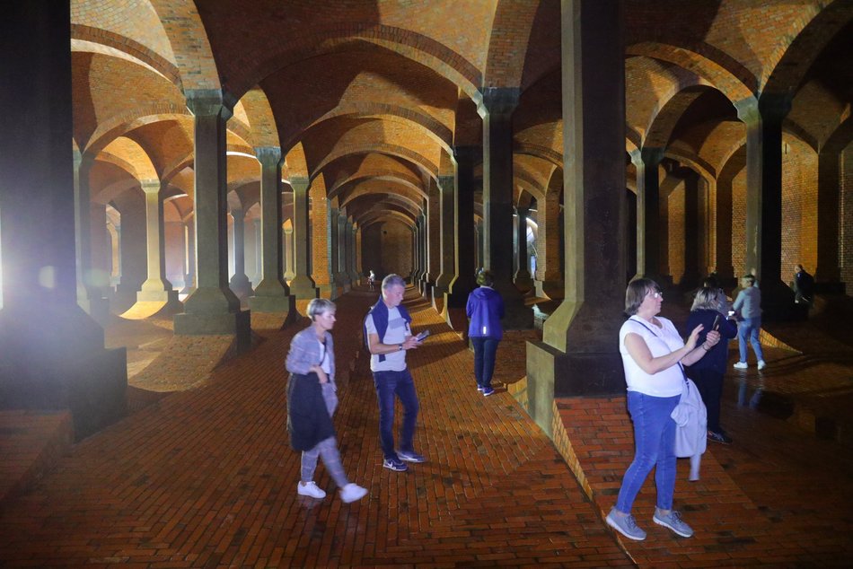 Zwiedzanie podziemnej katedry na Stokach z okazji 600. Urodzin Łodzi