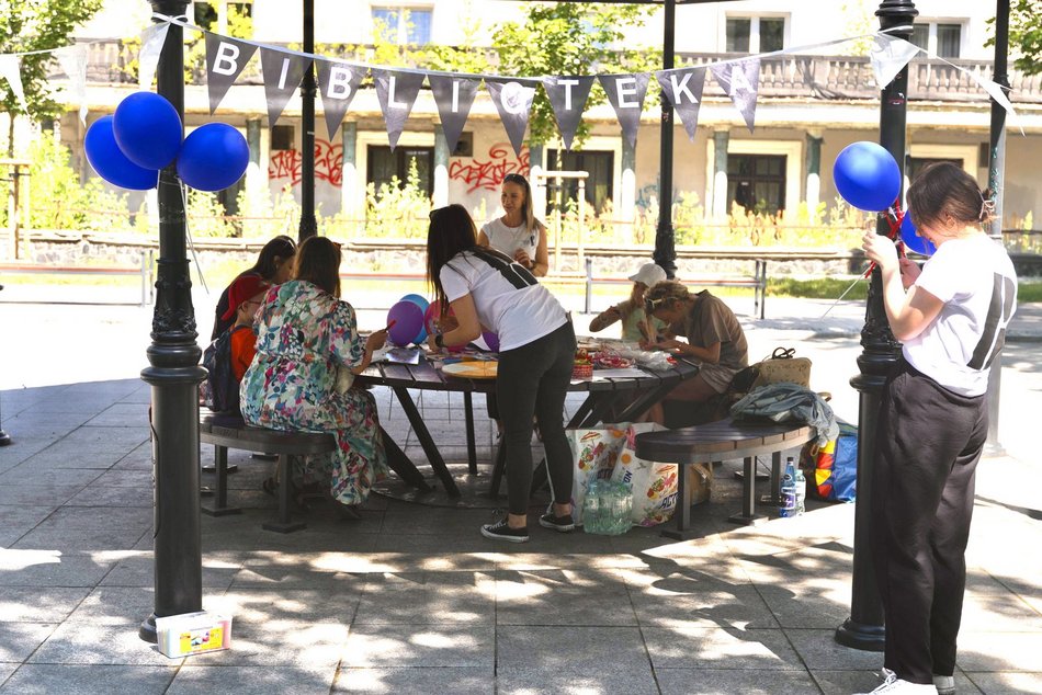 Łódź. Biblioteka w plenerze. Wyjątkowy cykl rozpoczęty w parku Staromiejskim w Łodzi