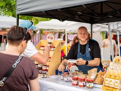 Łódź. Lipcowy targ staroci na Księżym Młynie. Miłośnicy rzeczy z duszą nie zawiedli