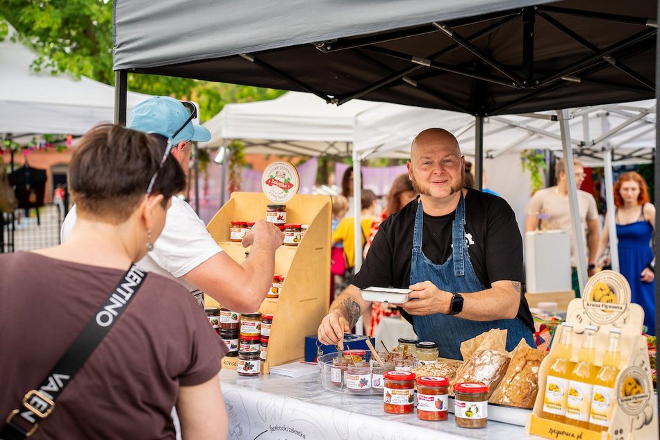 Łódź. Lipcowy targ staroci na Księżym Młynie. Miłośnicy rzeczy z duszą nie zawiedli