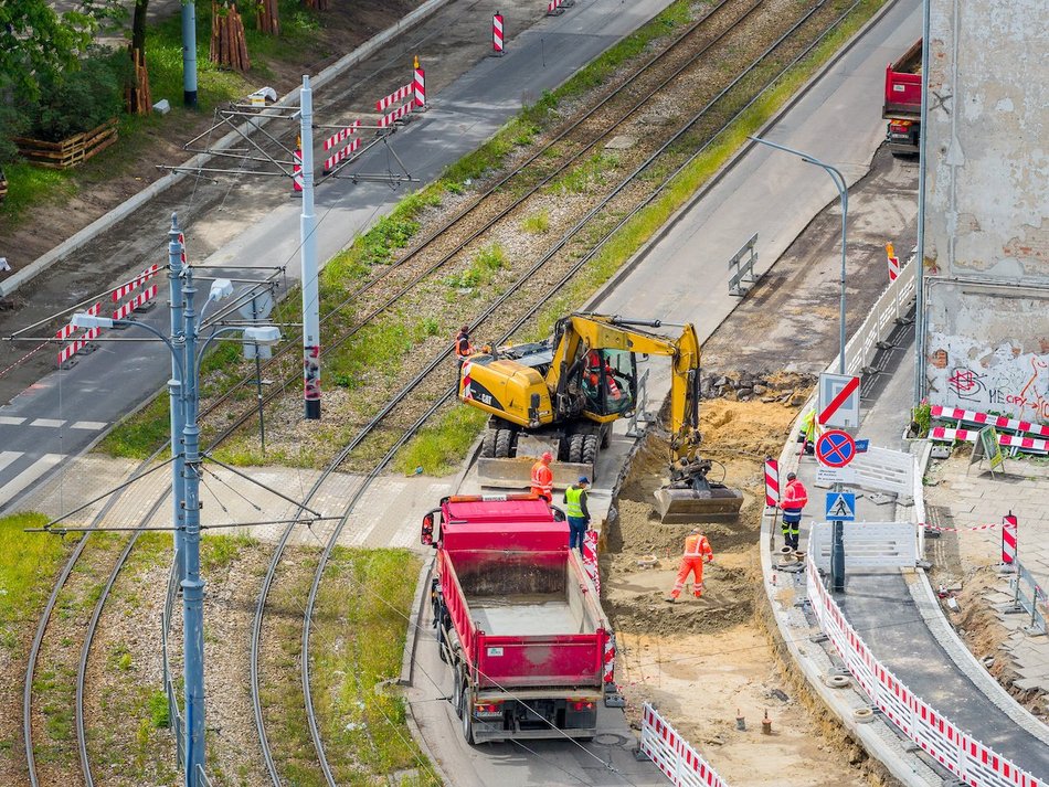 Łódź. Remont Pabianickiej nie zwalnia tempa. Nowe krawężniki, chodnik i nawierzchnia
