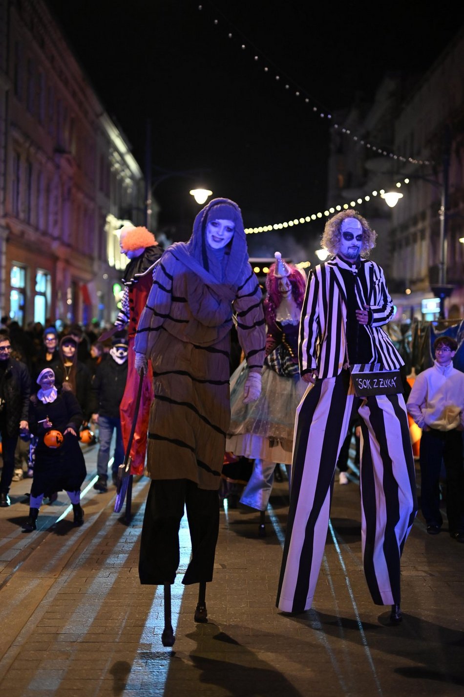 Łódź. Halloweenowa parada przeszła Piotrkowską w Łodzi. Tłumy duchów, czarownic i zombie!