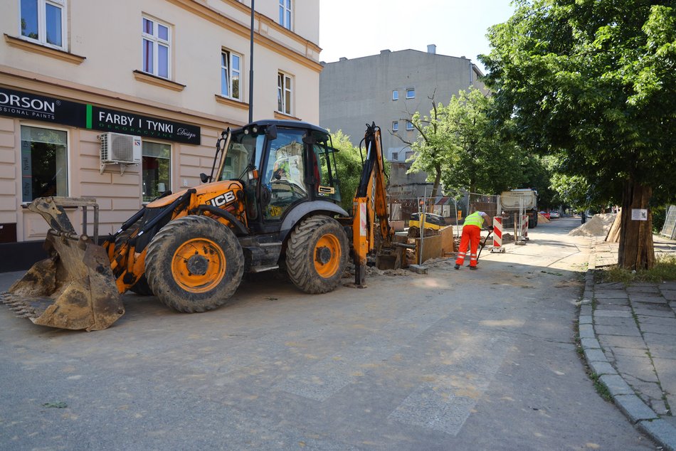 Remont ulicy Lipowej - robotnicy i maszyny na placu budowy
