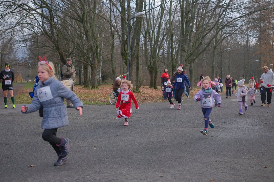 Łódź. Świąteczny bieg w parku Baden-Powella w Łodzi. Wspaniała atmosfera z nutą rywalizacji