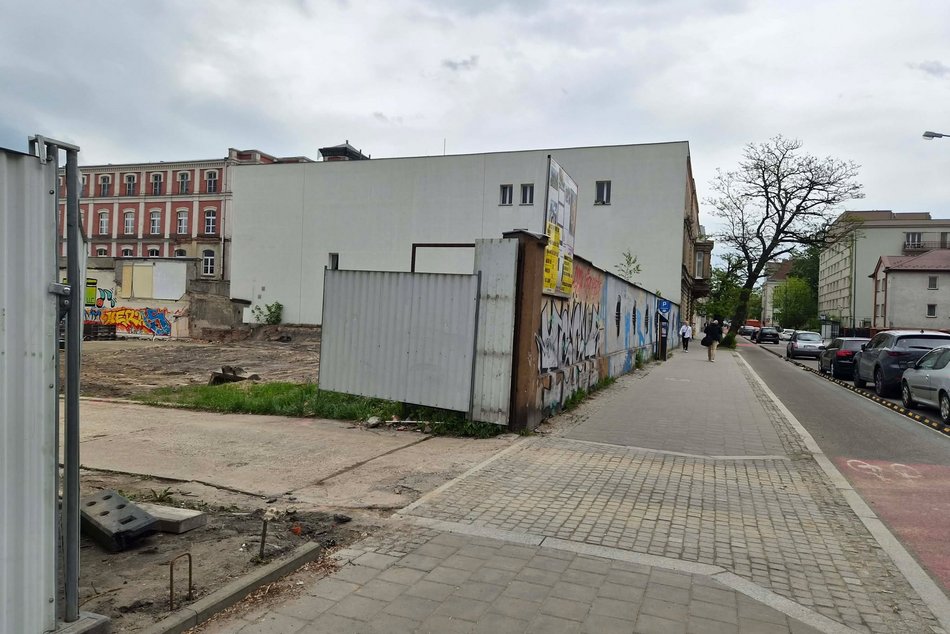 Łódź. Nowy supermarket w centrum Łodzi. Dwupiętrowy sklep stanie obok akademika BaseCamp