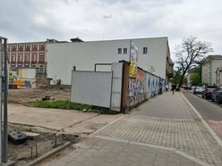 Łódź. Nowy supermarket w centrum Łodzi. Dwupiętrowy sklep stanie obok akademika BaseCamp