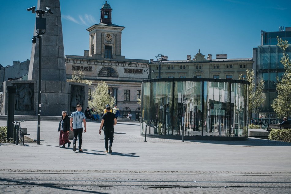 Łódź. Plac Wolności w Łodzi tętni życiem. To jedno z najpopularniejszych miejsc spotkań!