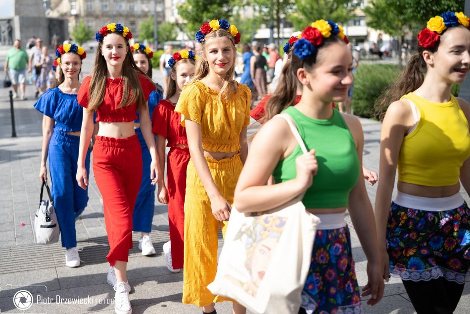 Feria barw przy Piotrkowskiej. Kolorowy pochód rozpoczął 15. edycję Folkowych Inspiracji