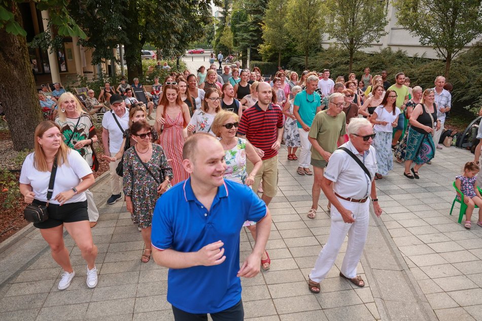 Łódź. Niedzielna potańcówka przy Piotrkowskiej. Łodzianie potrafią się bawić!