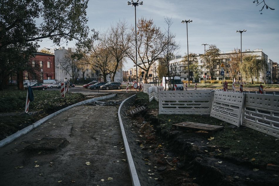 Remont Uniwersyteckiej w Łodzi nie zwalnia tempa. Budują chodniki i parkingi