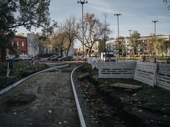 Remont Uniwersyteckiej w Łodzi nie zwalnia tempa. Budują chodniki i parkingi