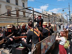 Łódź. Swingowy Spacer po Piotrkowskiej w Łodzi. Jazz, taniec i retro klimat wracają do centrum miasta!