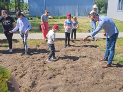 Dzieci zasiały łąkę kwietną i rozwiesiły domki dla owadów na terenie MPO