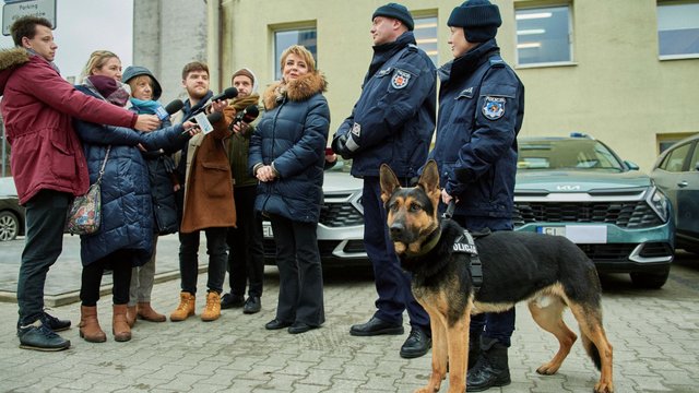 Policja w Łodzi. W miasto ruszą nowe nieoznakowne radiowozy Kia oraz czterech psich funkcjonariuszy