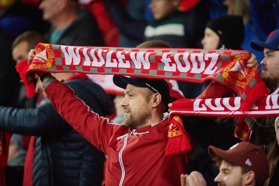 zdjęcia kibiców na trybunach