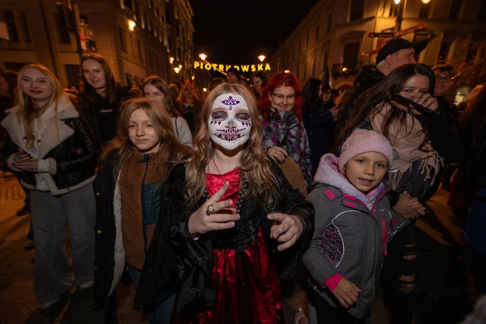 Łódź. Halloweenowa parada przeszła Piotrkowską w Łodzi. Tłumy duchów, czarownic i zombie!